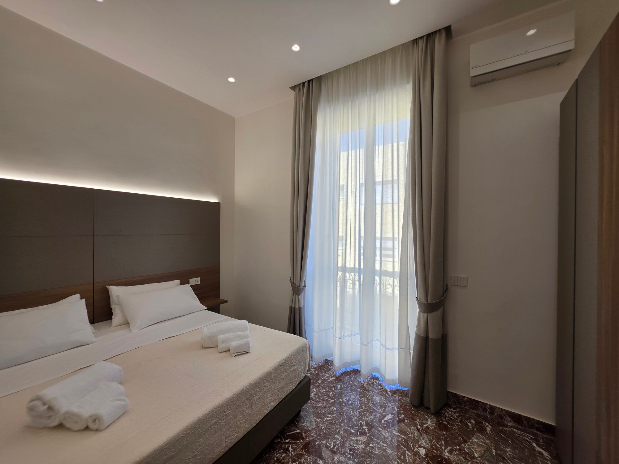 Camera di Basileo con letto king e portafinestra sul balcone