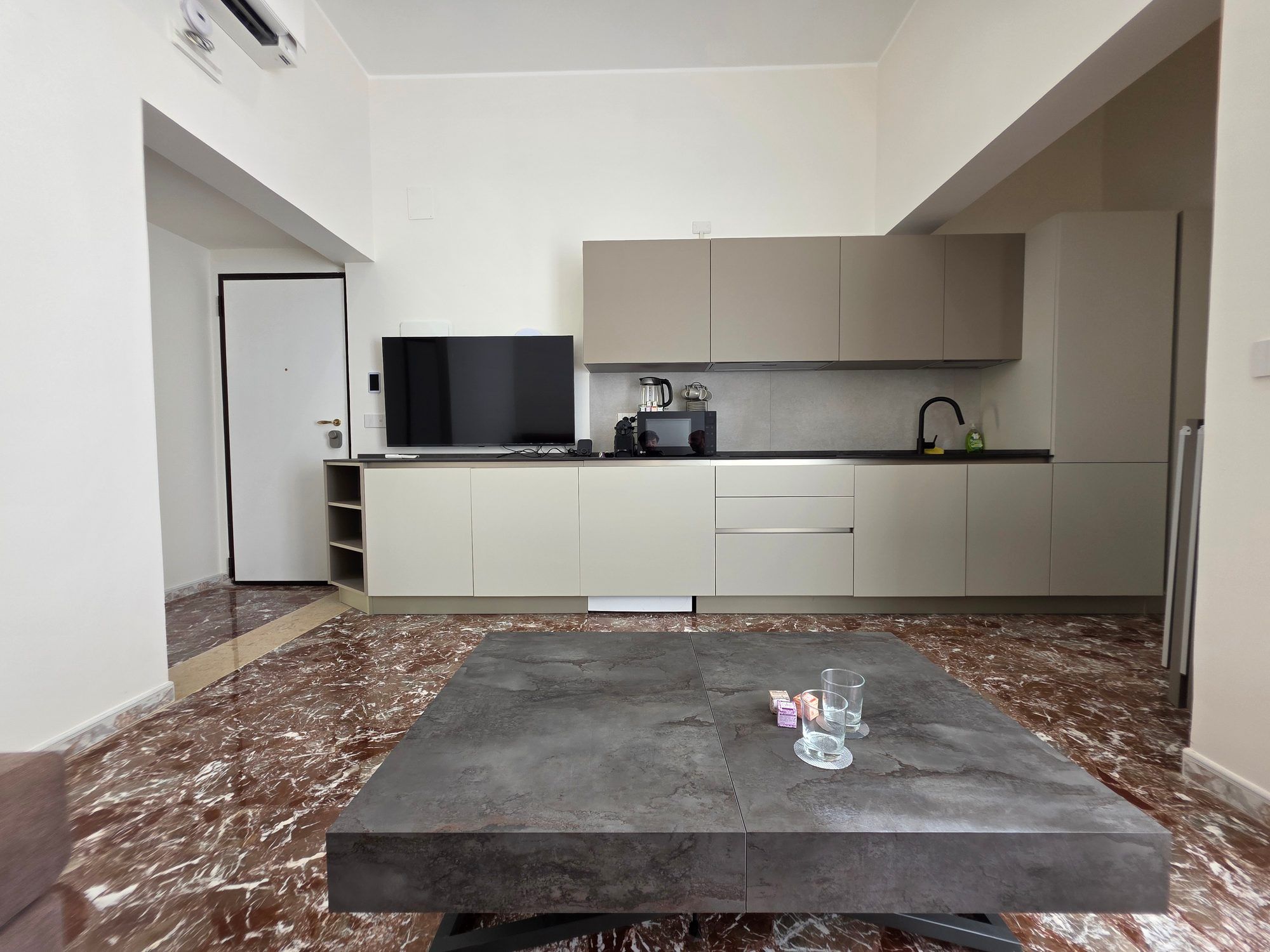Cucina completa e smart TV da 55 pollici nella zona giorno