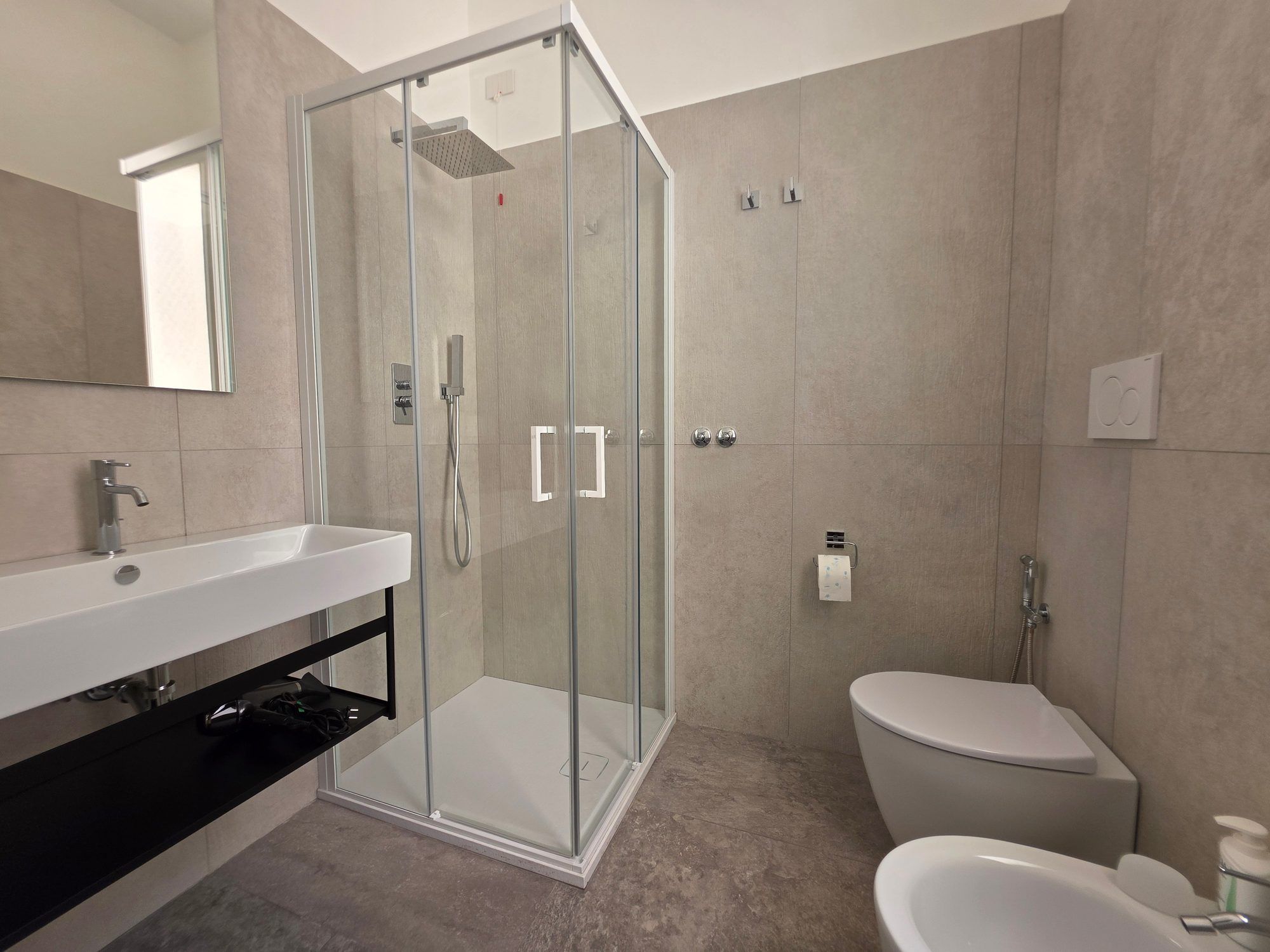 Bagno con doccia, lavabo e bidet