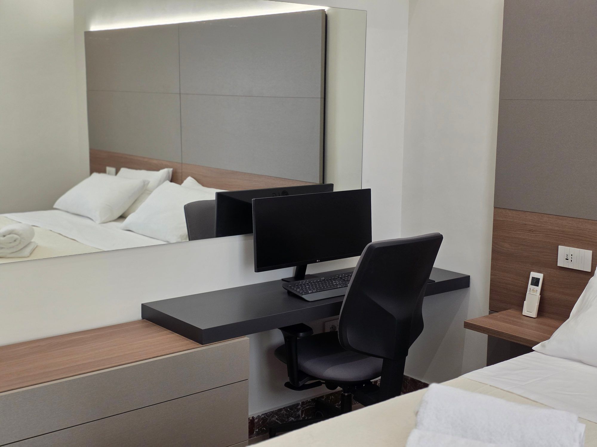 Scrivania con monitor per lavorare