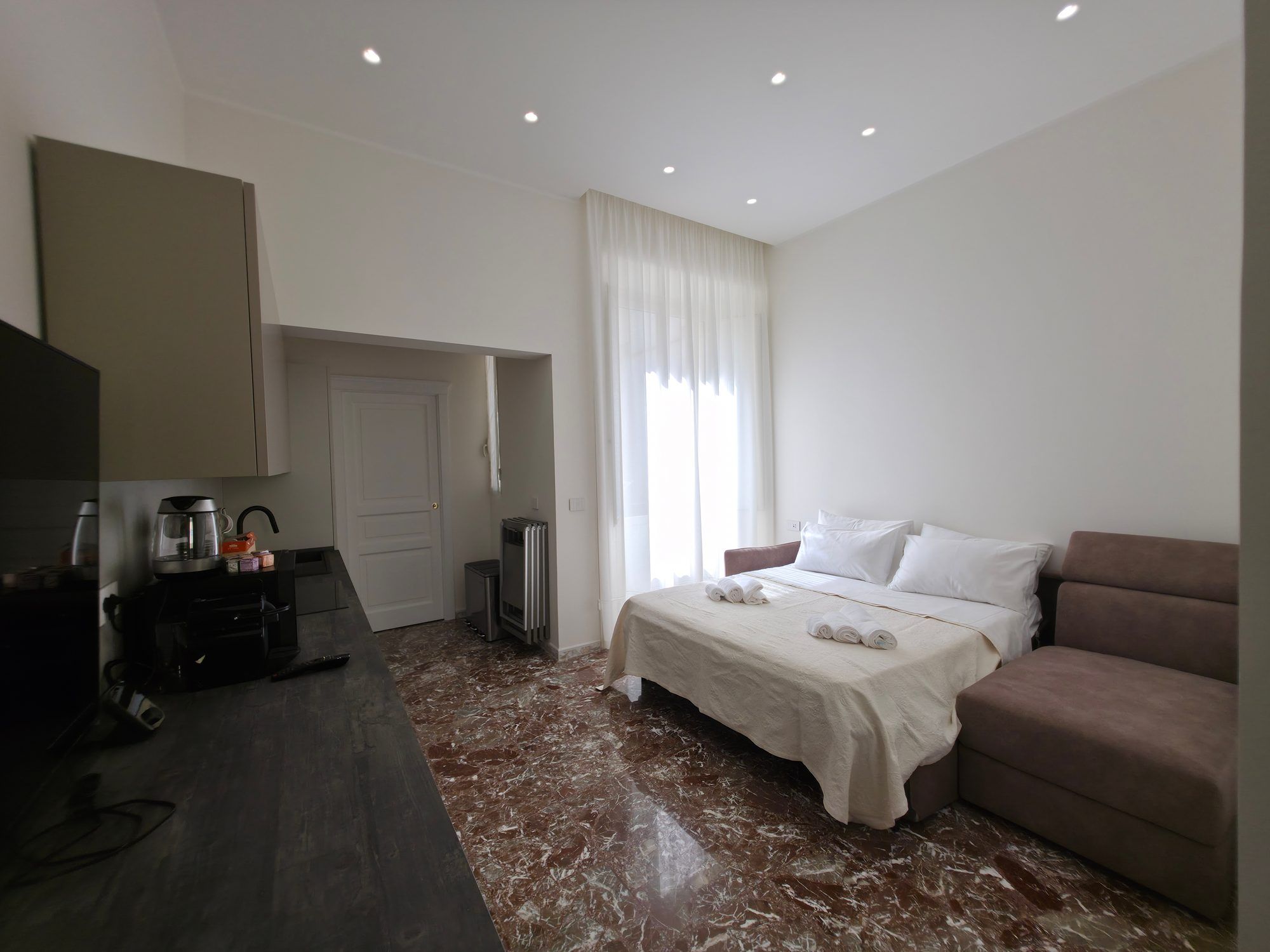 Divano letto matrimoniale aperto nella zona giorno