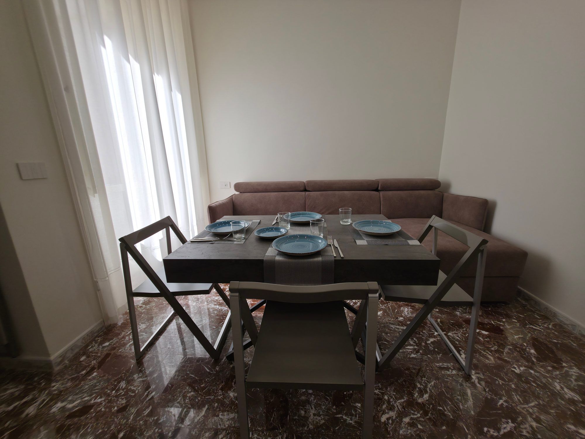 Tavolo da pranzo con quattro sedie