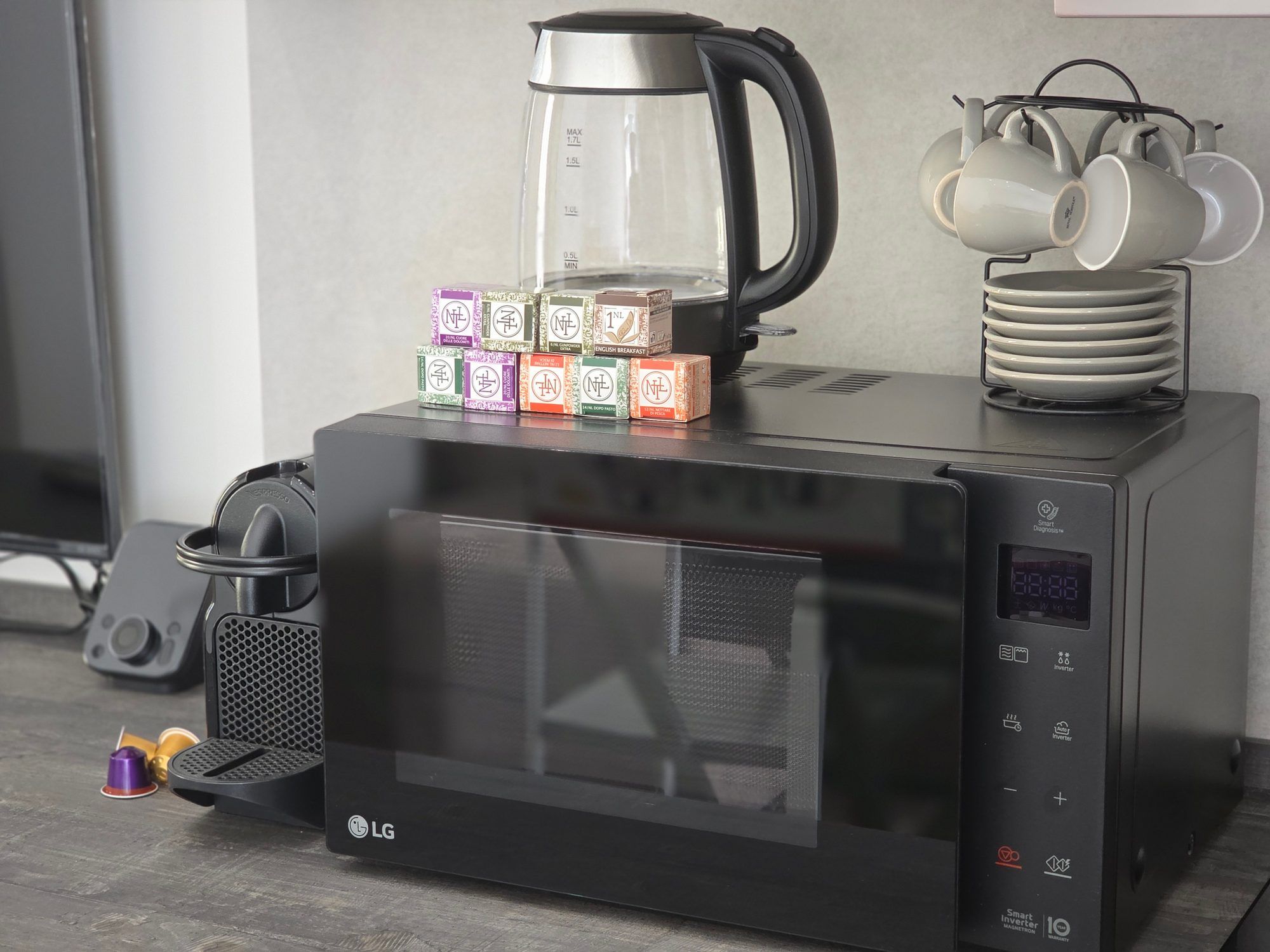 Angolo caffè con macchina a capsule e tisane