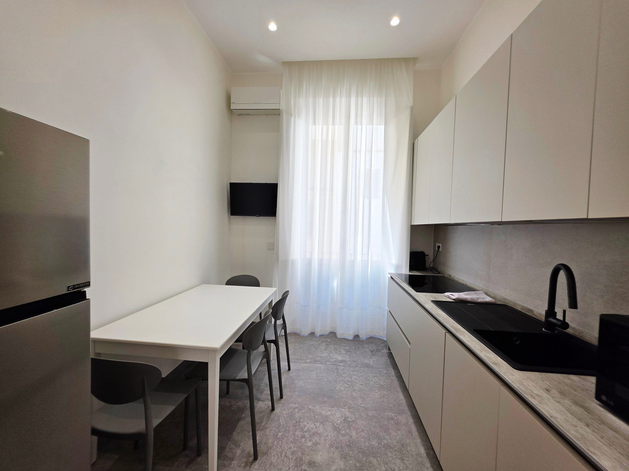 Cucina separata con tavolo e frigorifero