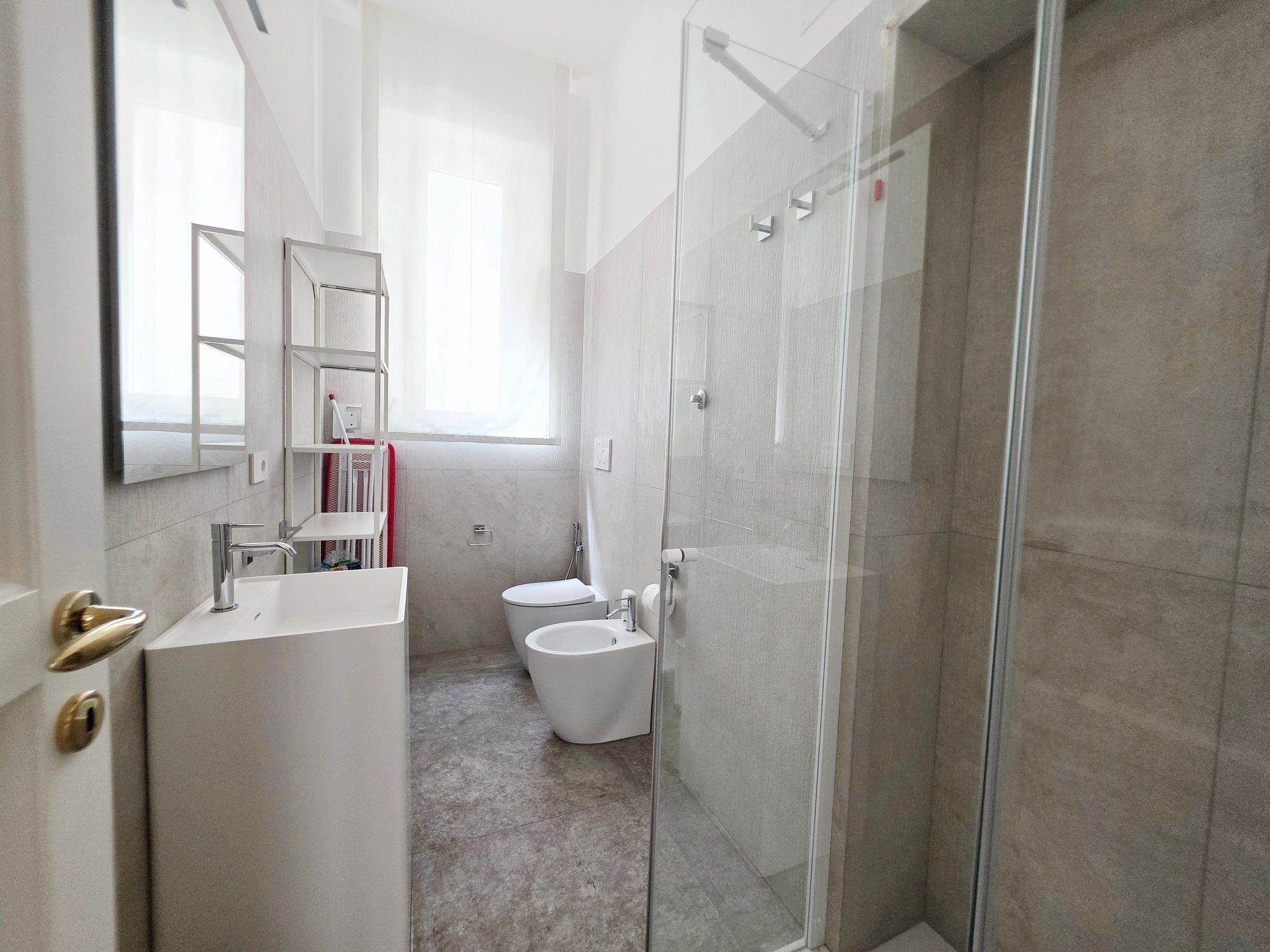 Bagno con finestra, doccia e bidet