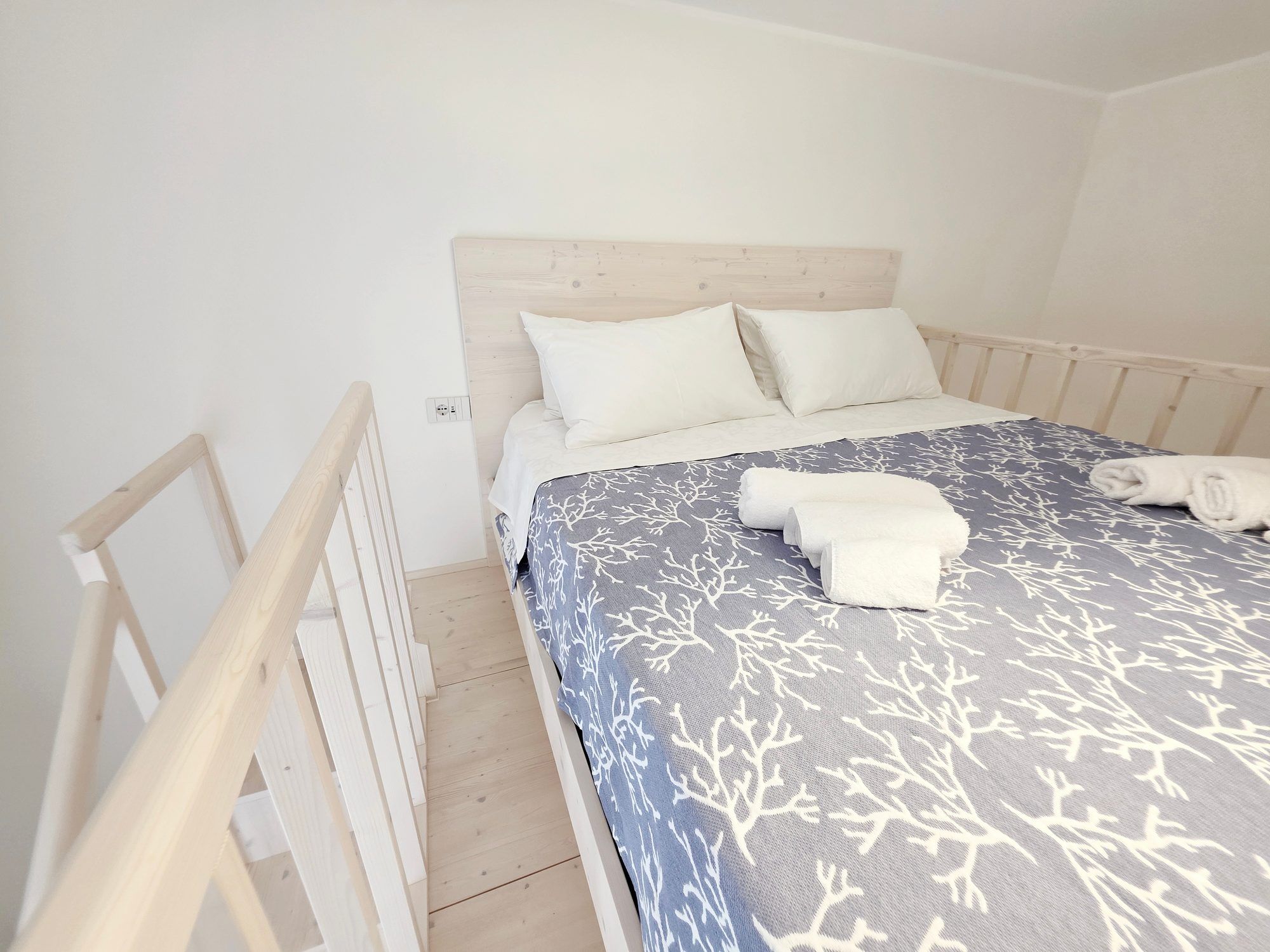 Soppalco con il letto e il parapetto