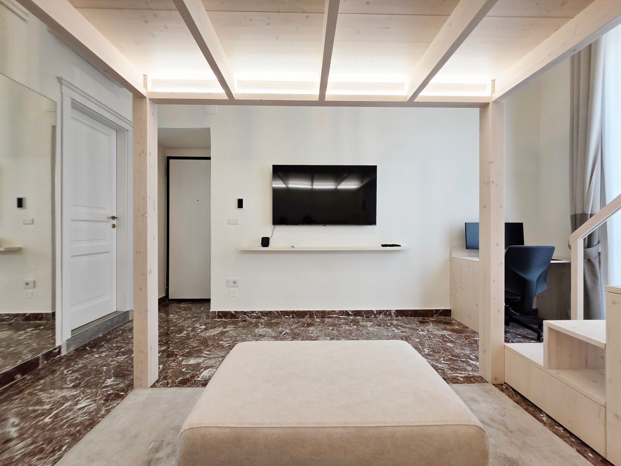 Zona giorno con smart TV da 55 pollici, verso l’ingresso