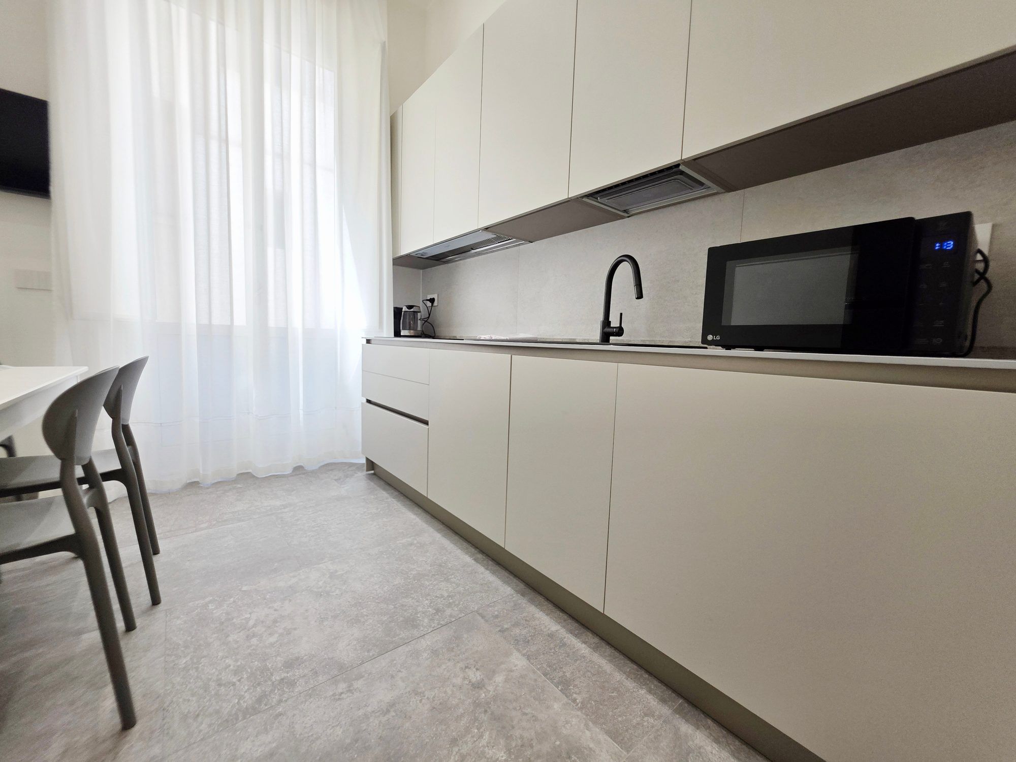 Cucina lineare con pensili