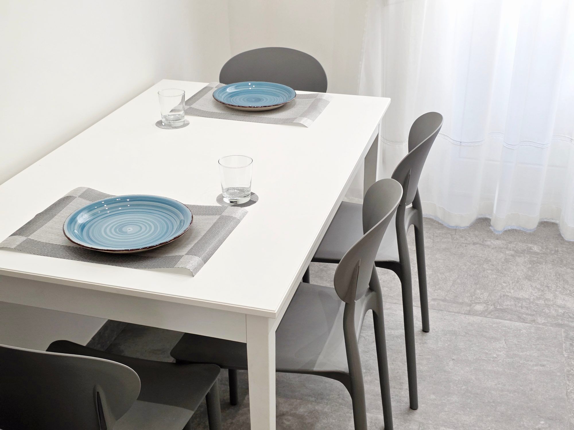 Tavolo da pranzo apparecchiato per due