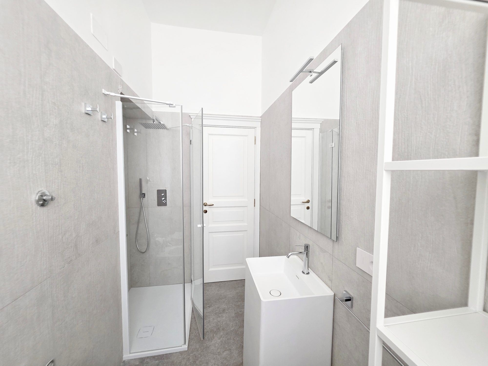 Doccia con soffione e specchio del bagno