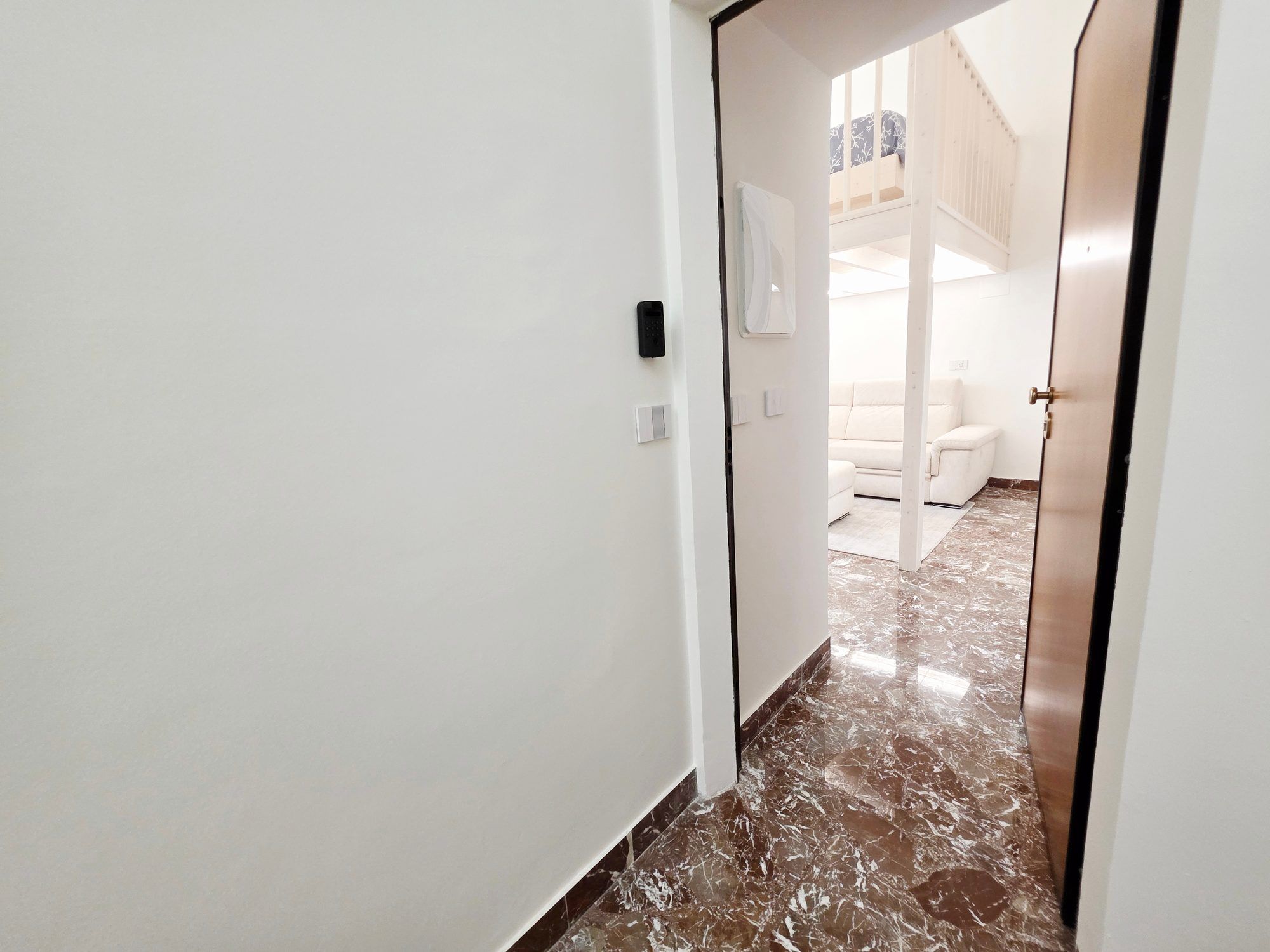 Ingresso con la porta blindata e il self check-in
